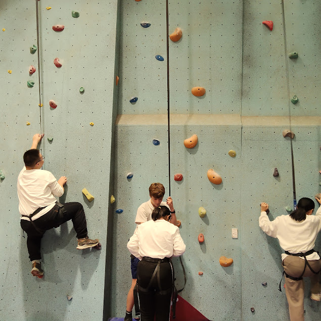 Jiangxi international students trialing Trident High school's climbing wall
