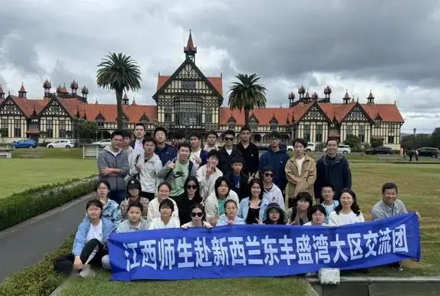 Jiangxi student delegation group photograph taken during their cultural visit to the Eastern Bay of Plenty, New Zealand