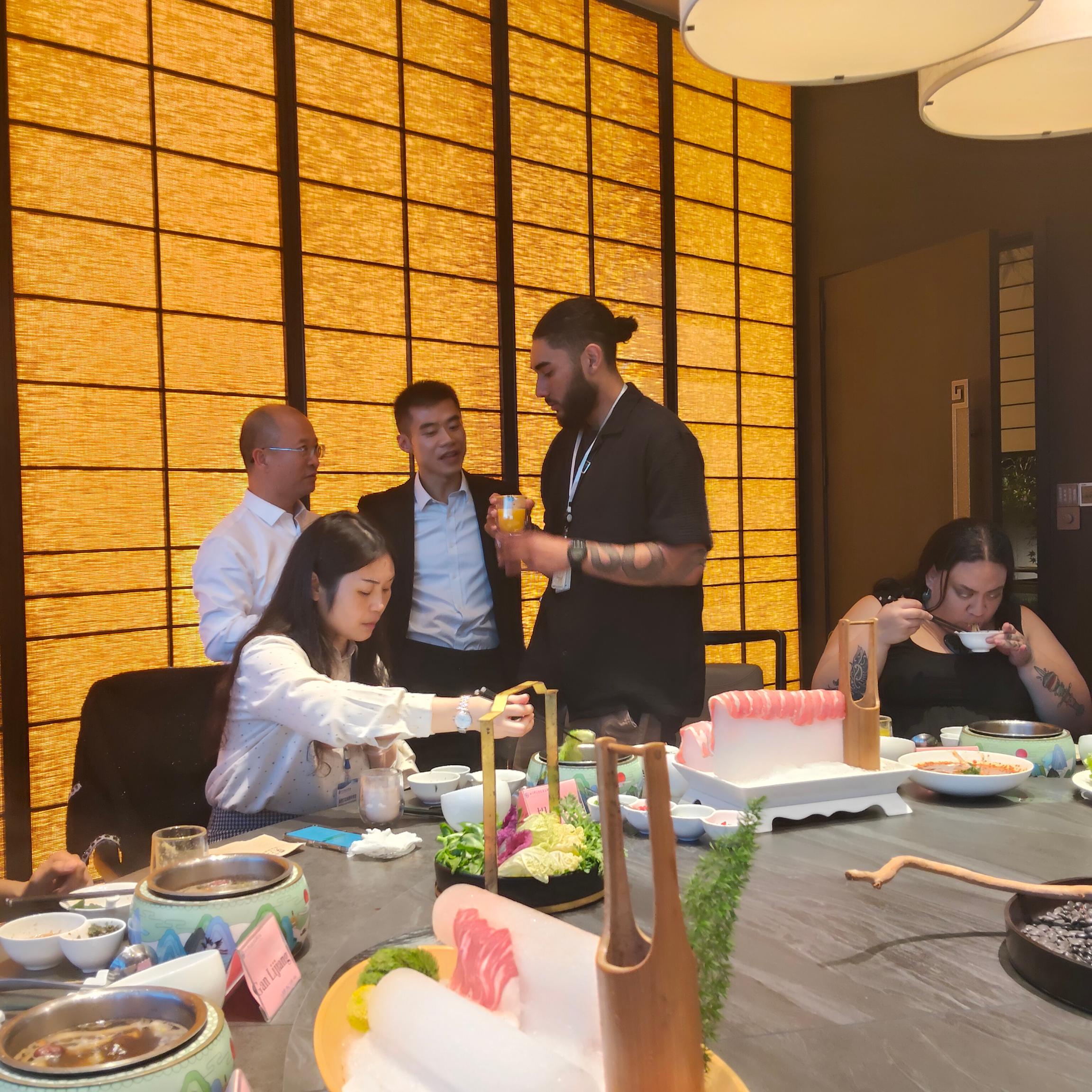 Māori and Chinese people toasting at a banquet