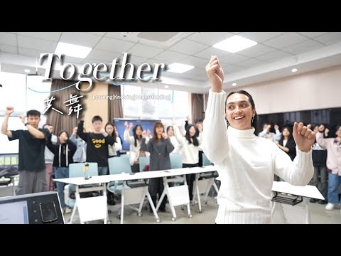 A New Zealand volunteer from the Eastern Bridge programme engaging with students at a partner school in Jiangxi, China