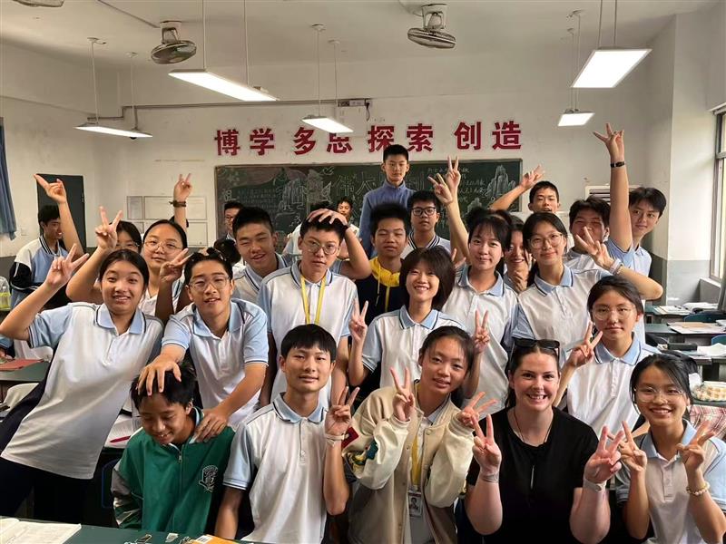 A New Zealand volunteer sharing Māori culture with students in China