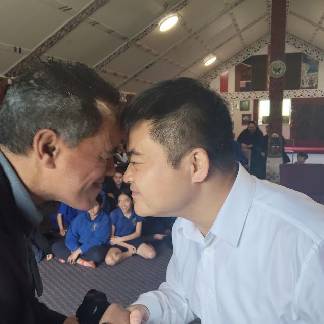 An iwi leader greets a Jiangxi guest with a hongi